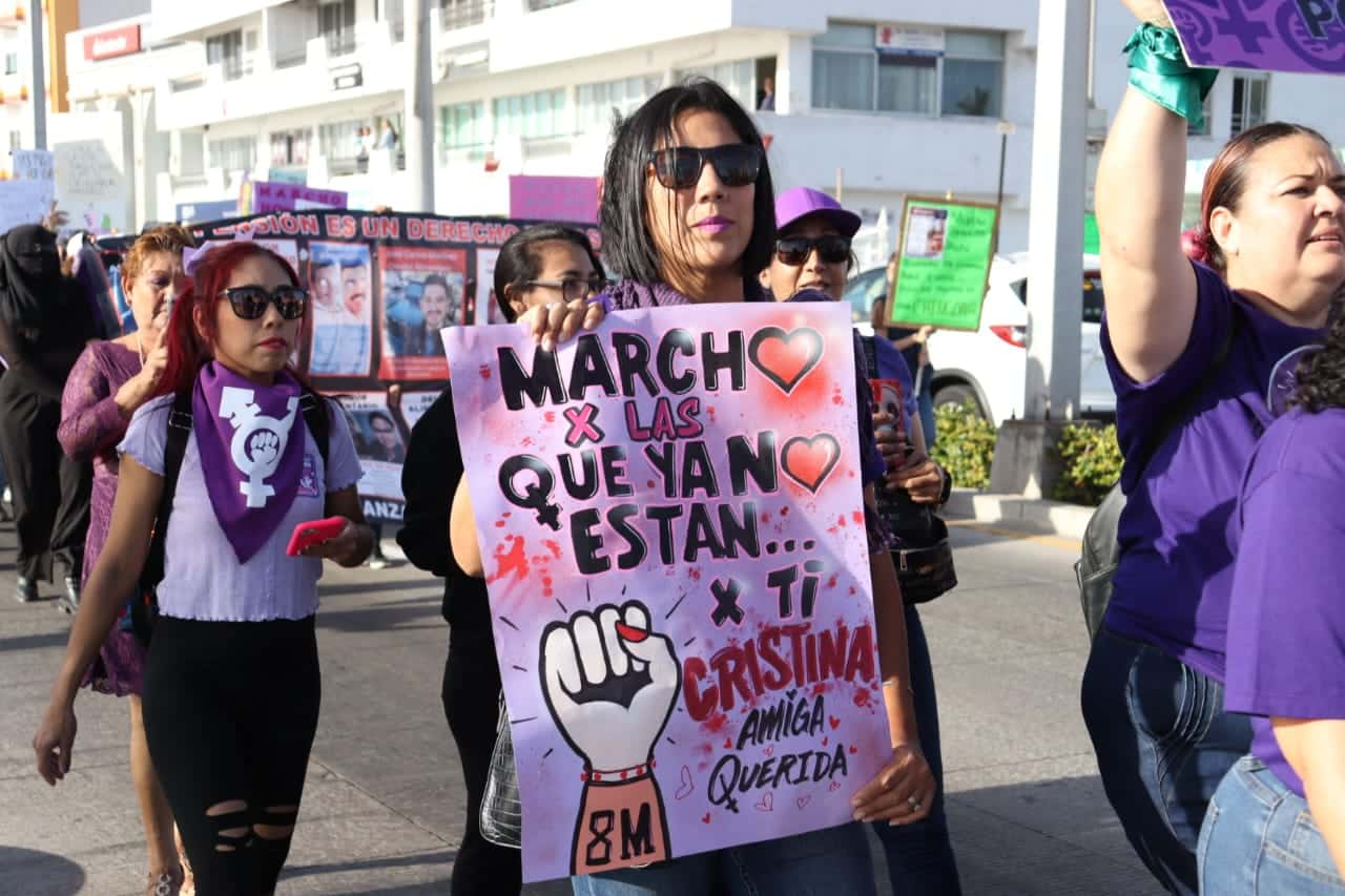 Mujeres recorriendo las calles de Mazatlán este 8 de marzo de 2024 en el Día Internacional de la Mujer