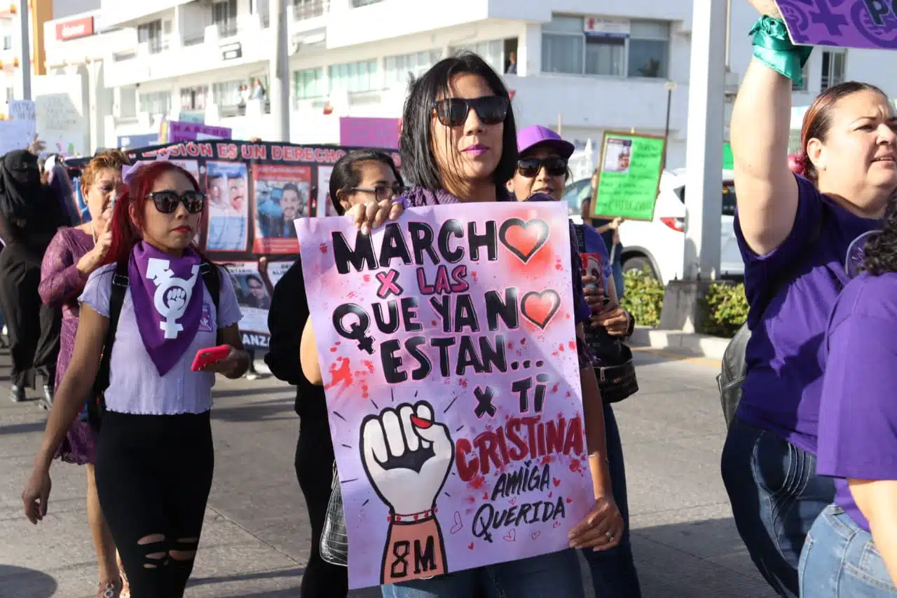 Mujeres recorriendo las calles de Mazatlán este 8 de marzo de 2024 en el Día Internacional de la Mujer