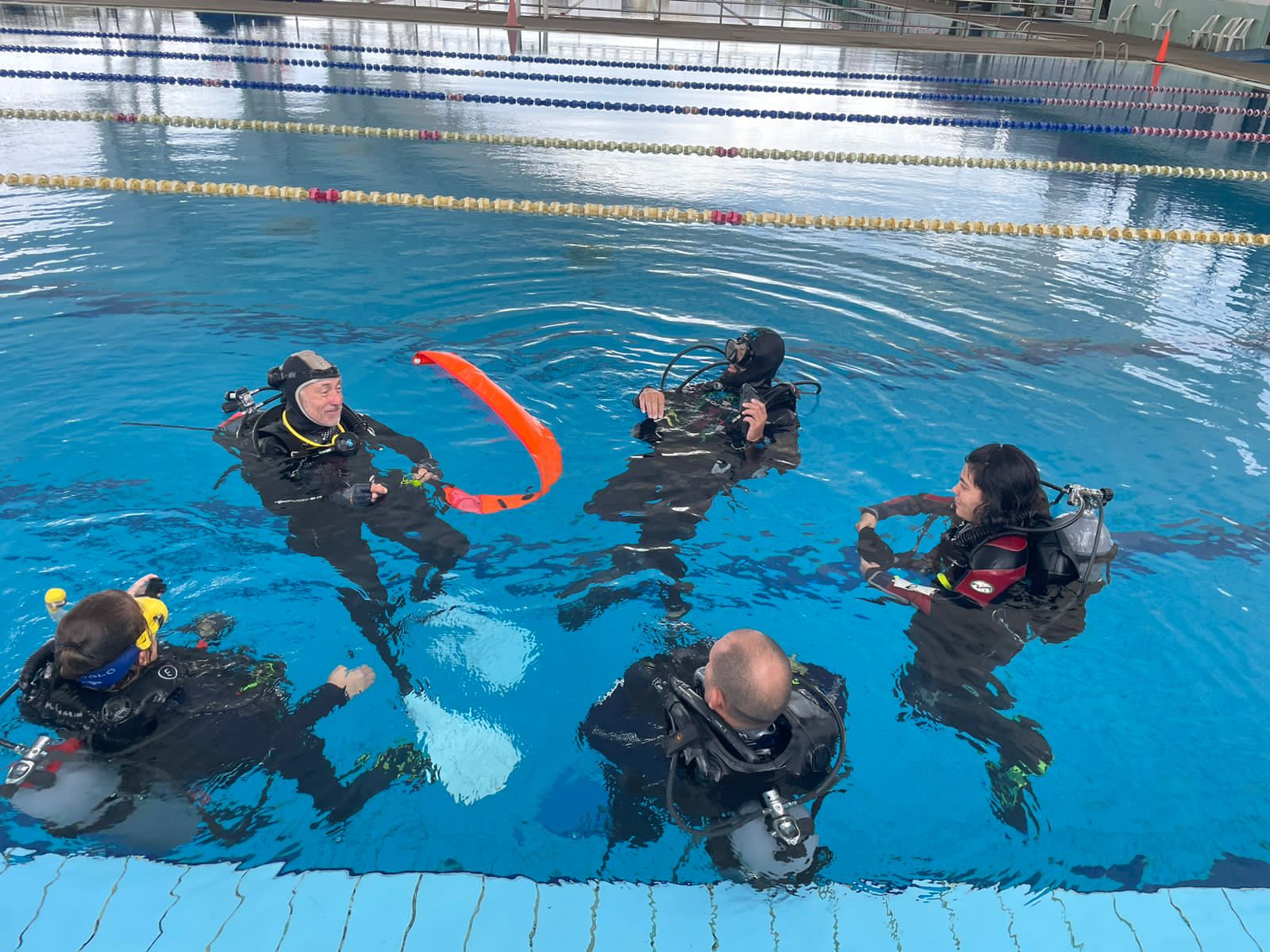 Equipo de buzos del Gran Acuario Mazatlán Mar de Cortés durante sus prácticas para obtener la certificación Divemaster
