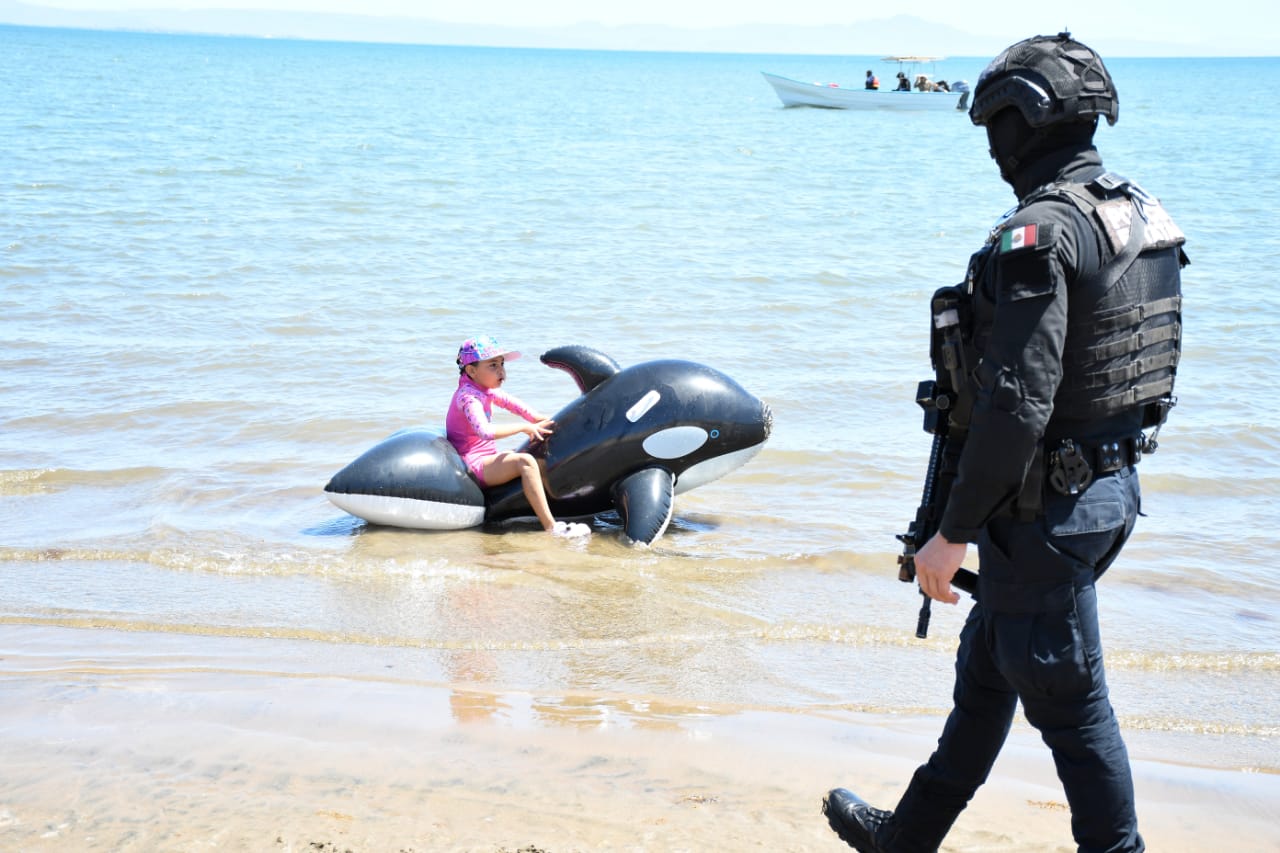 Autoridades resguardando a las familias que vacacionaron esta Semana Santa en El Évora