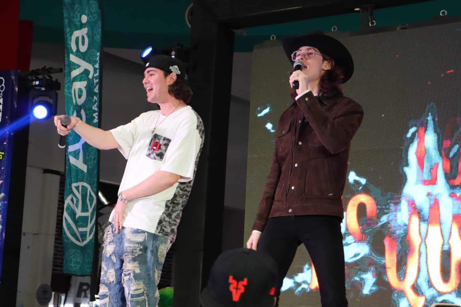 Mazatlecos disfrutaron una agradable tarde en el show case de Los Esquivel en la Plaza Acaya