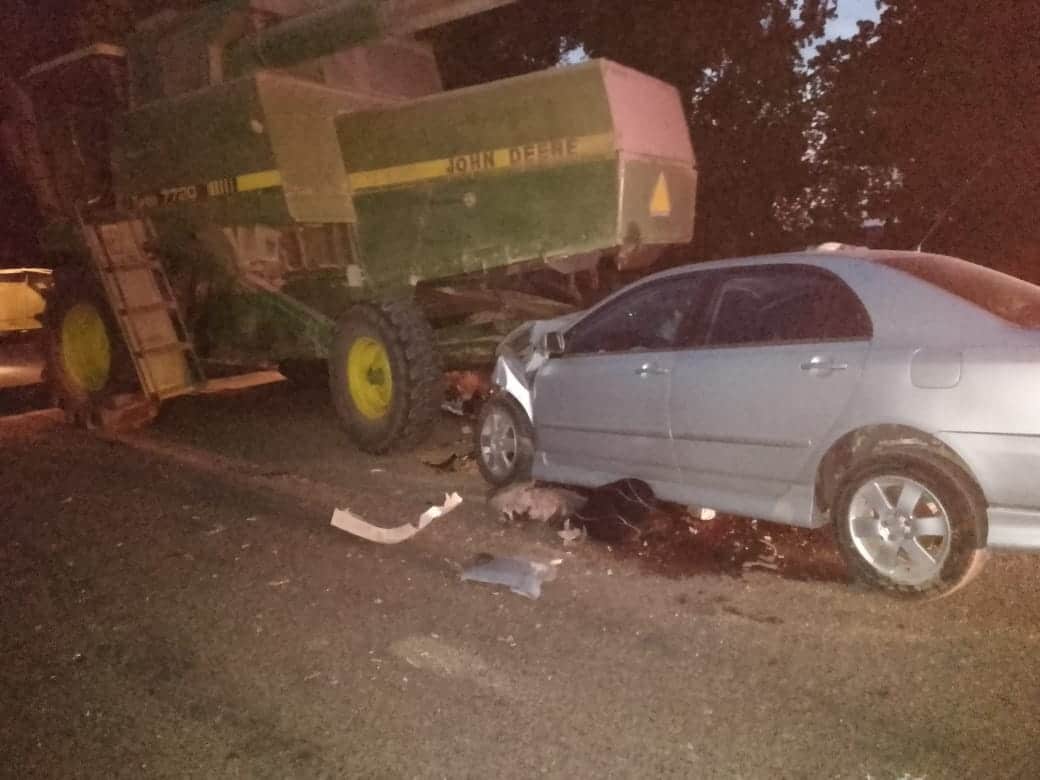 Vehículo impactado contra una trilladora