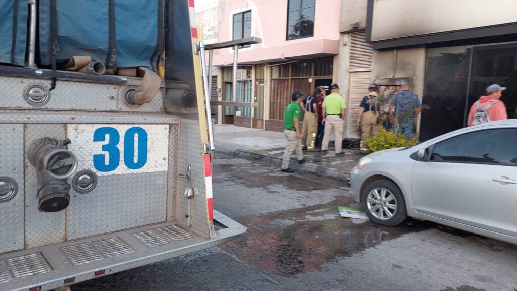 Personal de Bomberos y PC atendiendo el siniestro