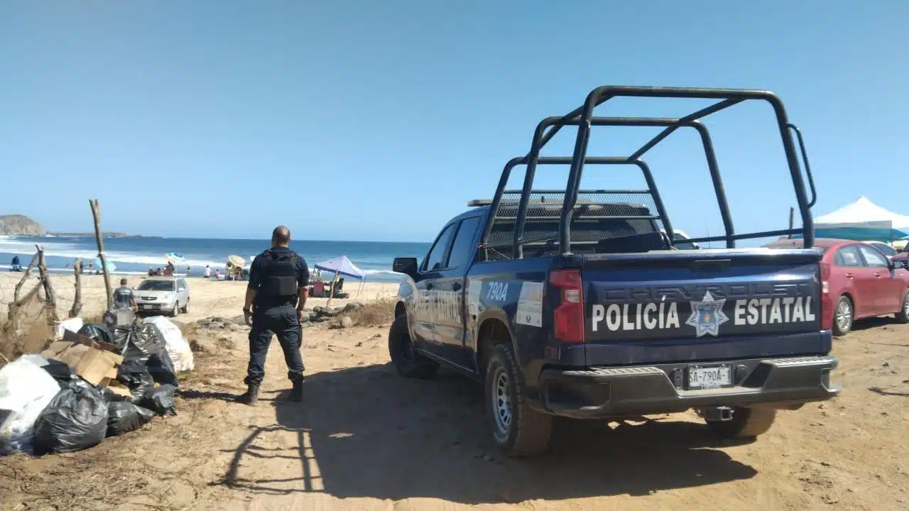 Elemento de policía vigilando la zona de playa en San Ignacio