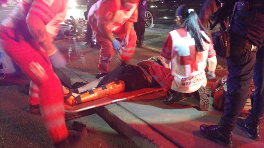 Paramédicos de Cruz Roja auxiliando al joven atropellado