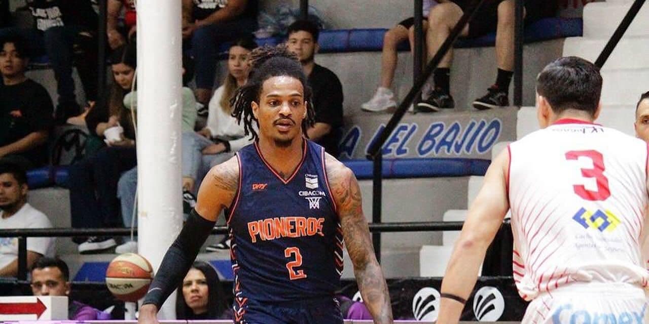 Marcus Evans de Pioneros, lleva el balón ante la marca de Christian López Reyes