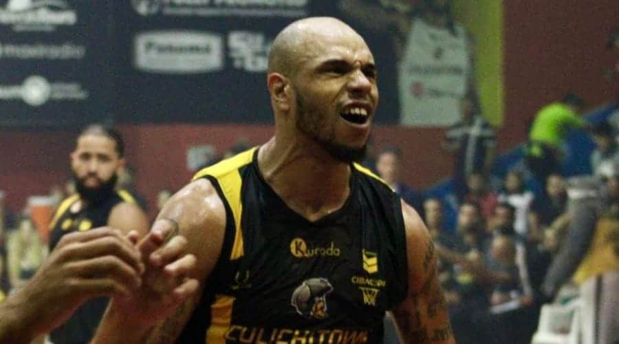 Nick Waddell jugador de Caballeros de Culiacán celebrando ante Venados de Mazatlán