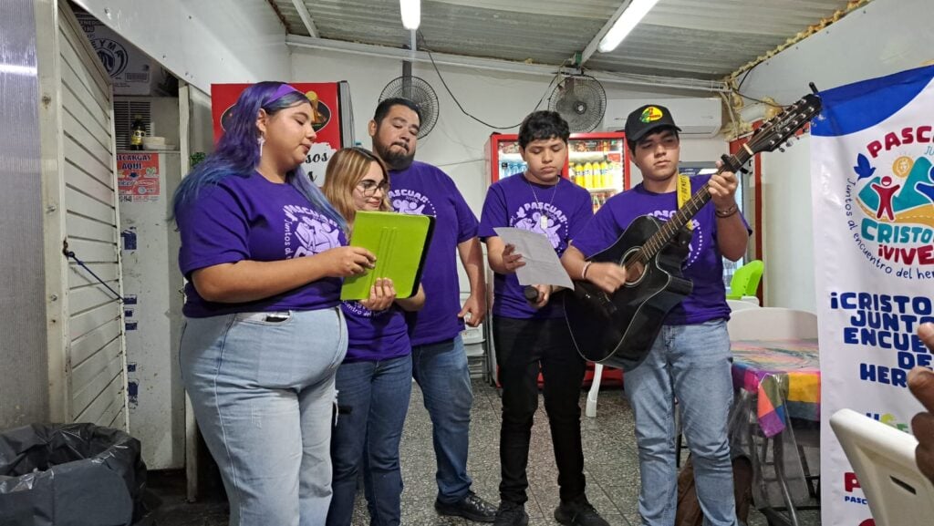 Grupo de jóvenes que participará en la Pascua Juvenil Mazatlán 2024