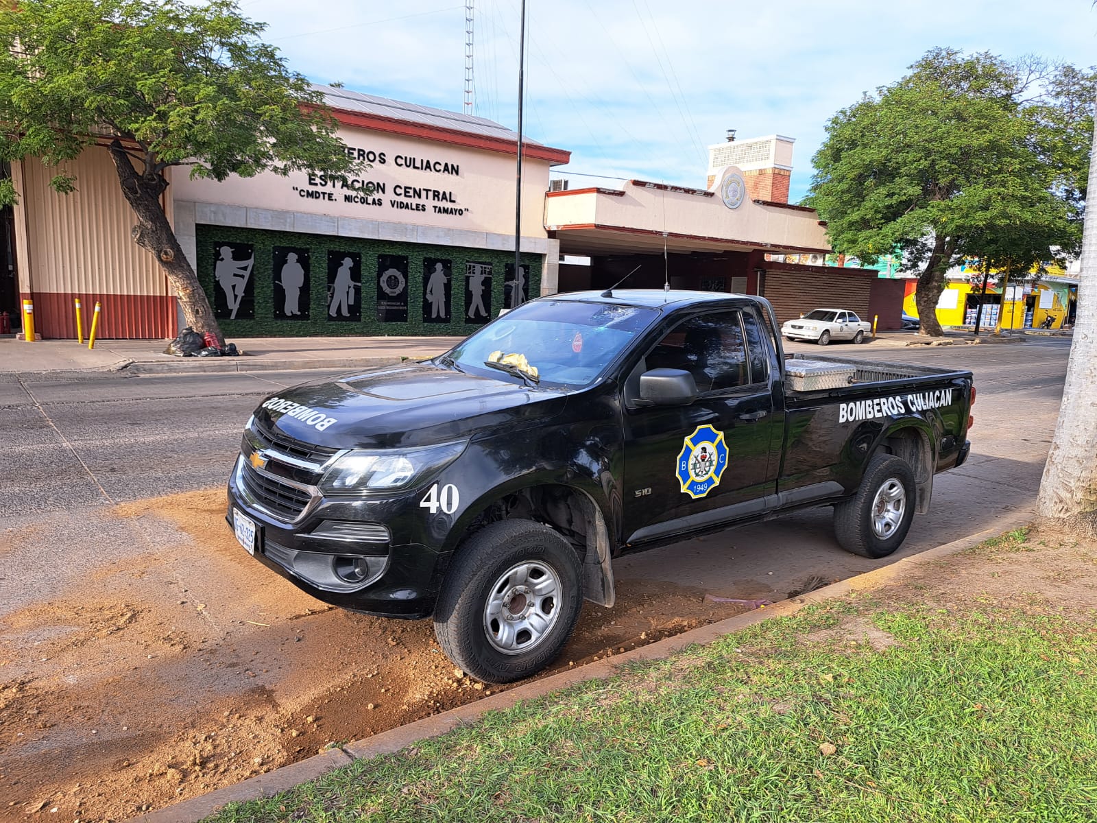 Camioneta de Bomberos Culiacán que fue dañada por un hombre