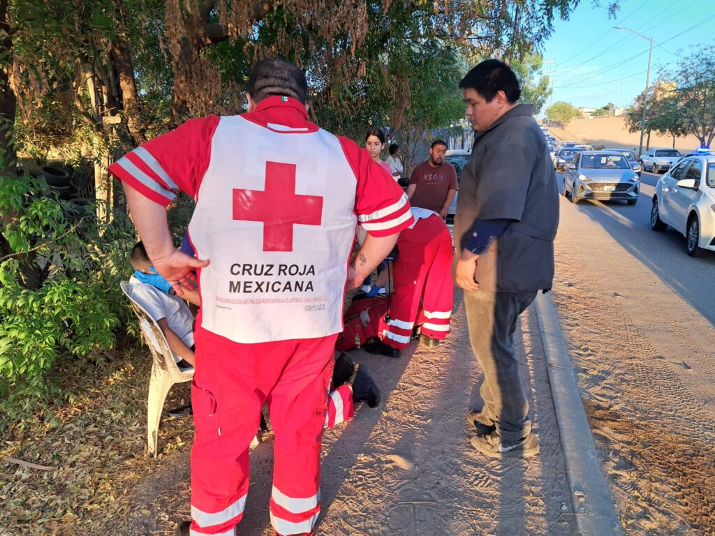 Paramédicos de Cruz Roja auxiliando a la familia herida