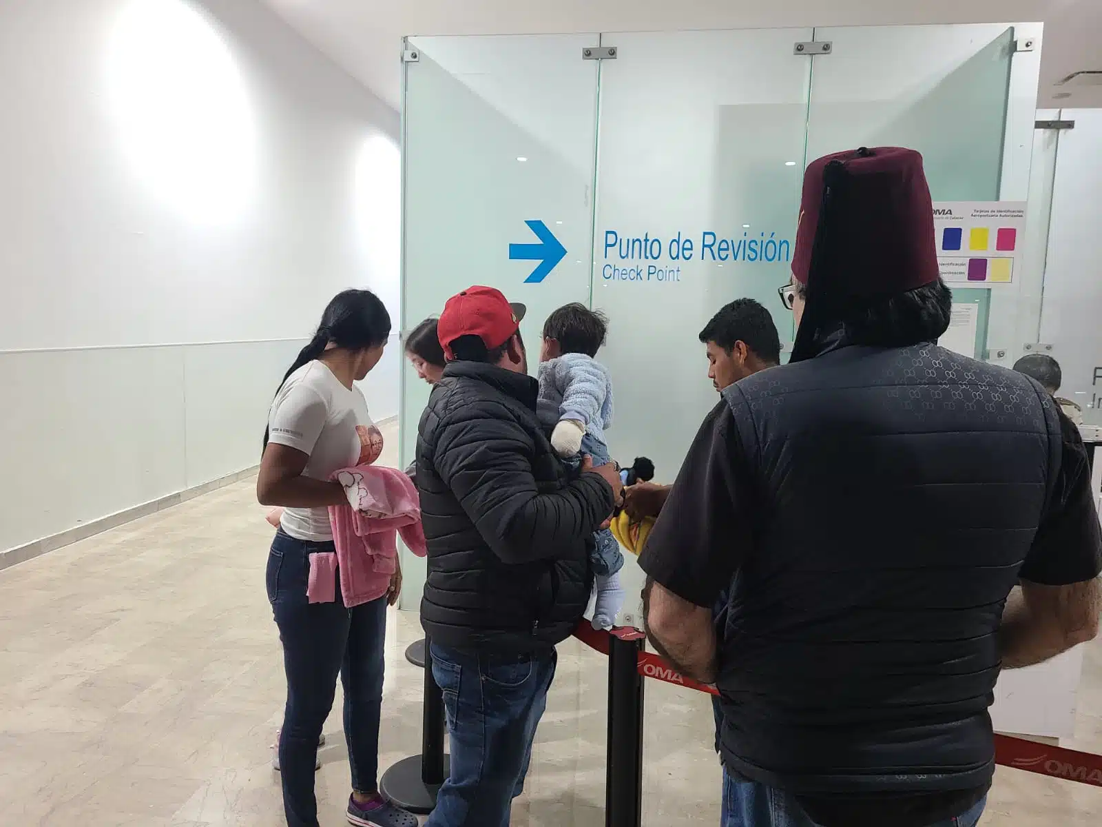 Nobles del Templo Al Atfal de Shriners junto a los padres del menor en el punto de revisión