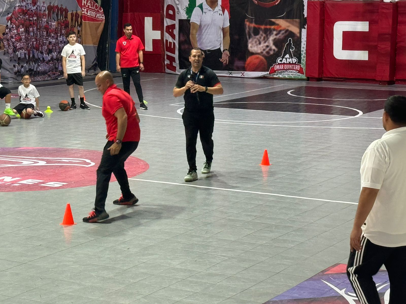Sesión con alumnos del Colegio Mochis, por parte de Omar Quintero, coach de México en baloncesto