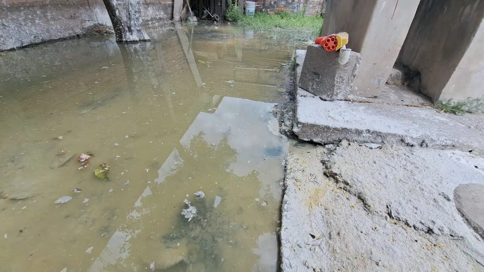 Patio inundado por aguas negras.