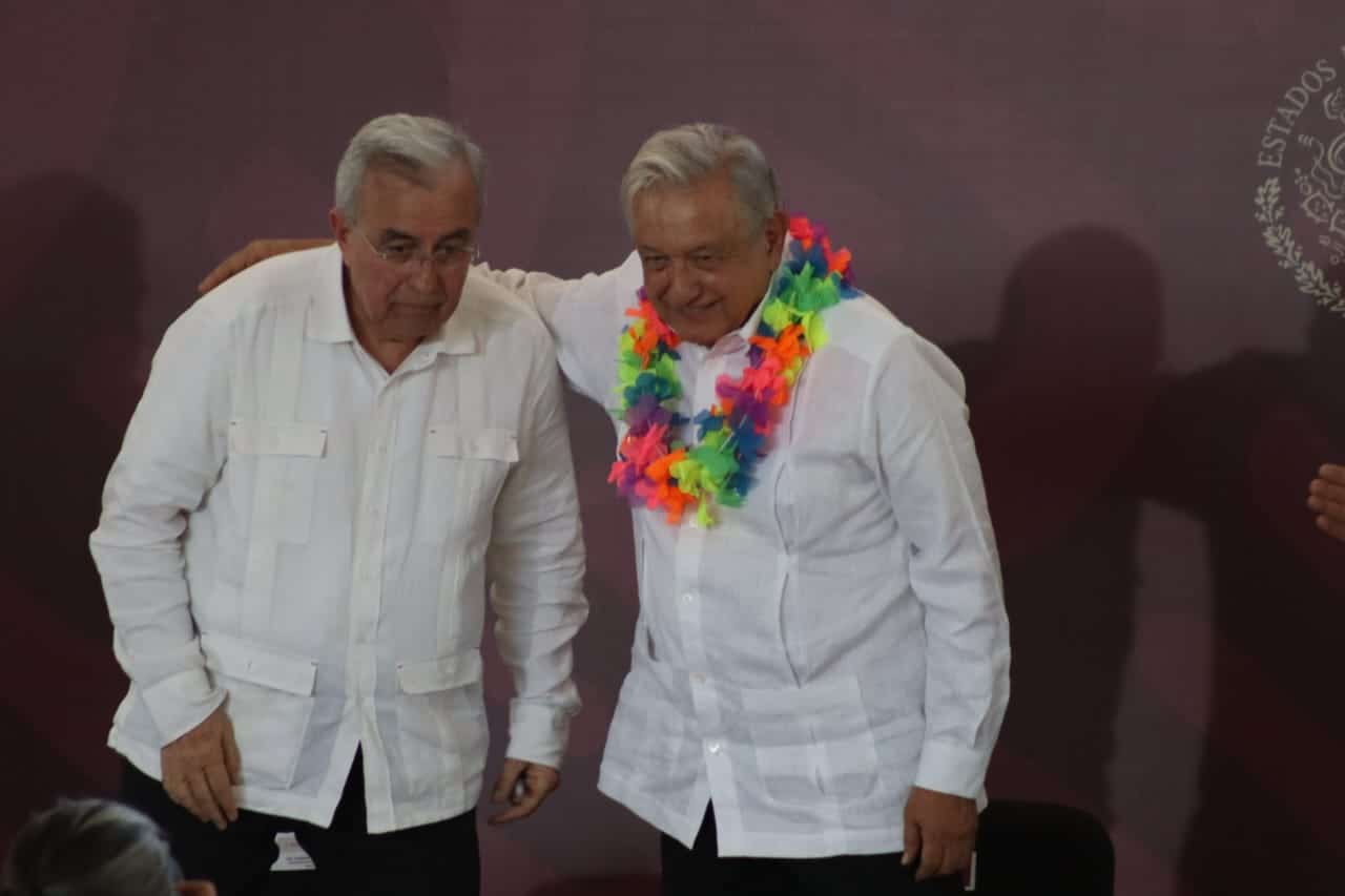 Rubén Rocha Moya y AMLO abrazados