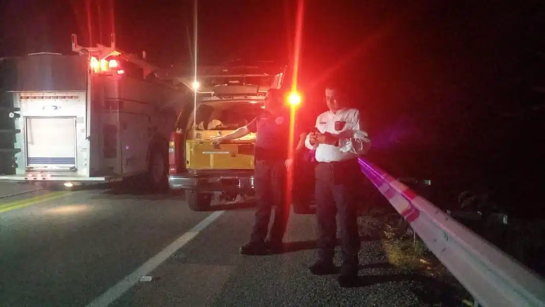 La noche de este viernes volcó una pipa en la carretera Mazatlán – Durango, a la altura de la caseta de Mesillas.