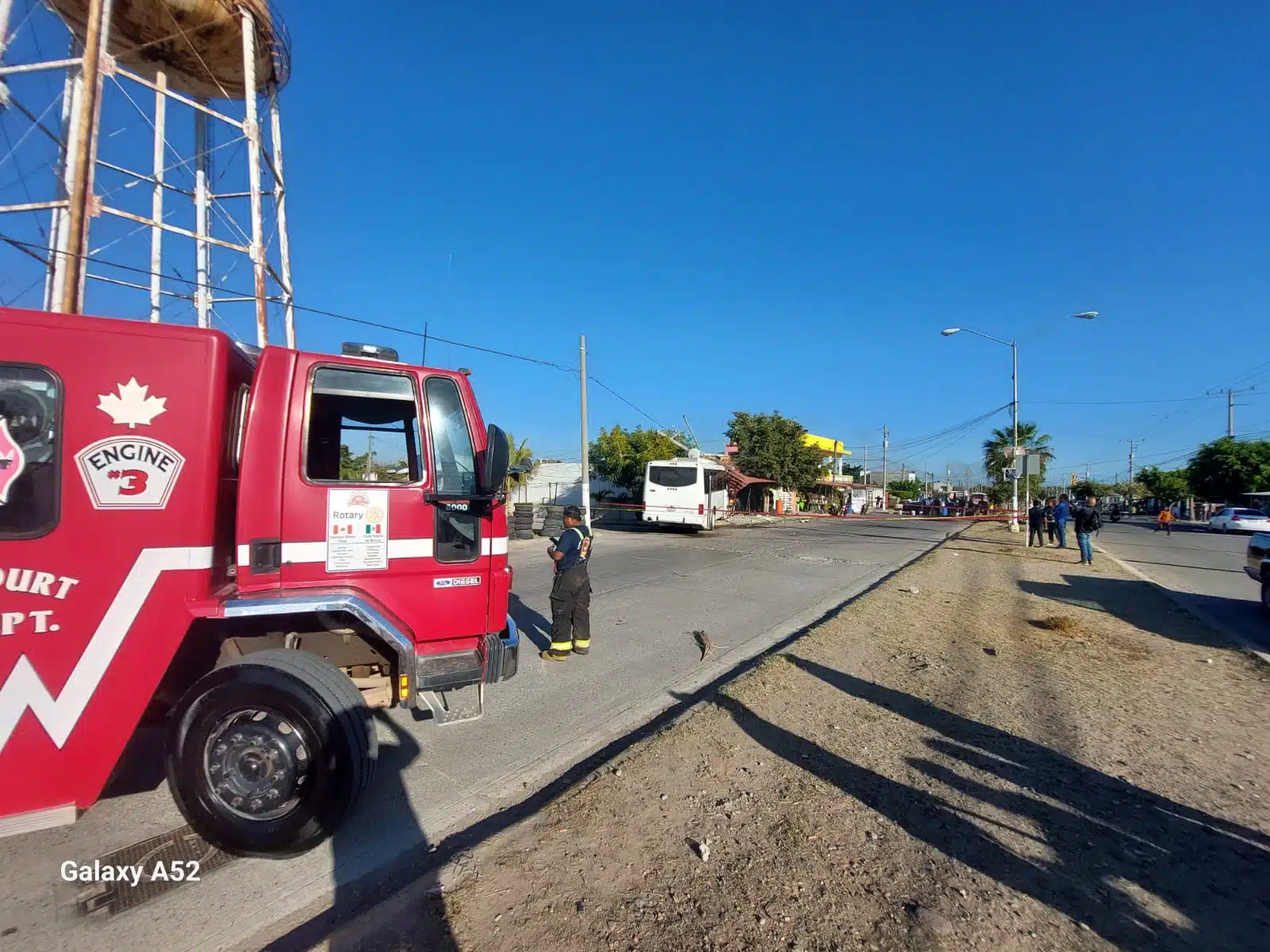 Camión urbano choca contra un poste en Mazatlán