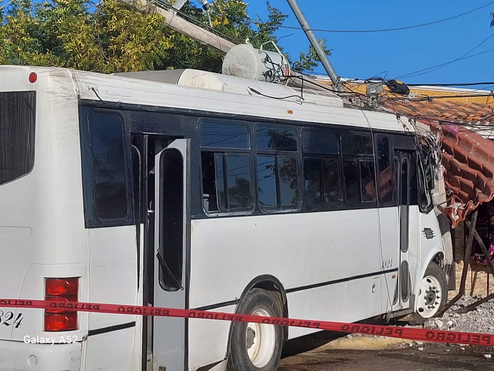 Camión urbano choca contra un poste en Mazatlán