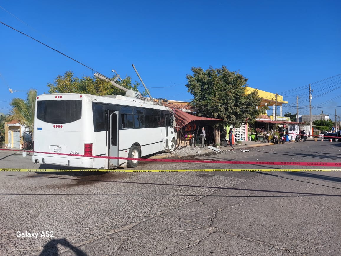 Camión urbano choca contra un poste en Mazatlán