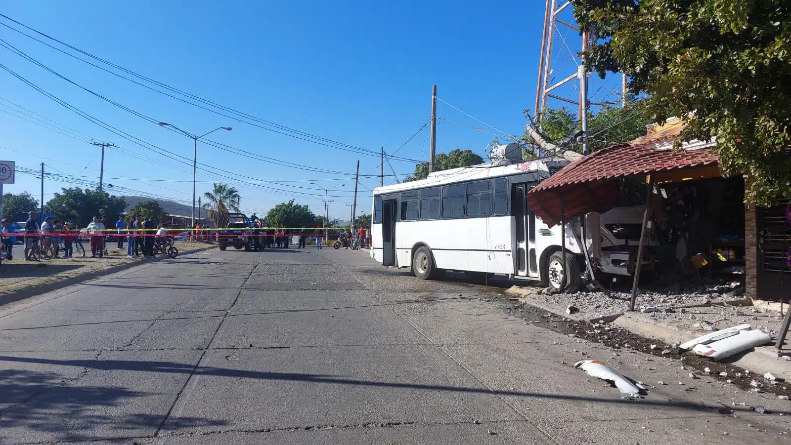 Camión urbano choca contra un poste en Mazatlán