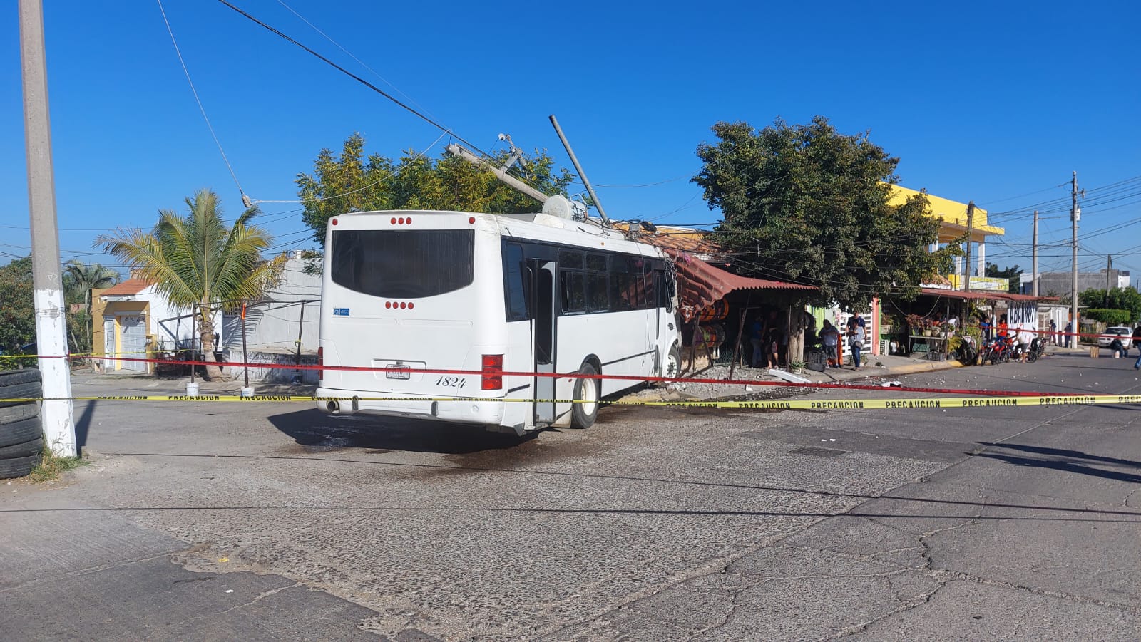 Camión urbano choca contra un poste en Mazatlán
