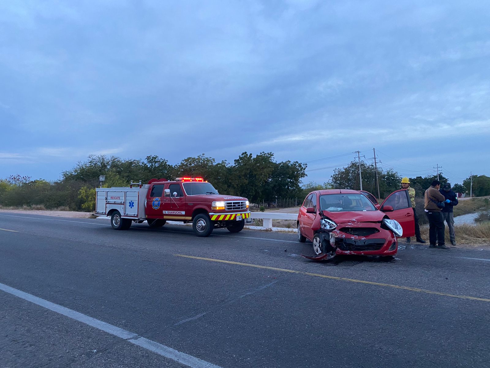 Camión de Bomberos en el lugar de un accidente tipo choque en la salida norte de Guamúchil