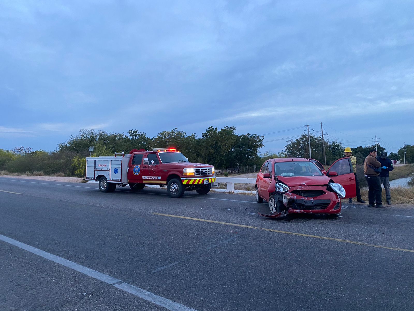 Camión de Bomberos en el lugar de un accidente tipo choque en la salida norte de Guamúchil