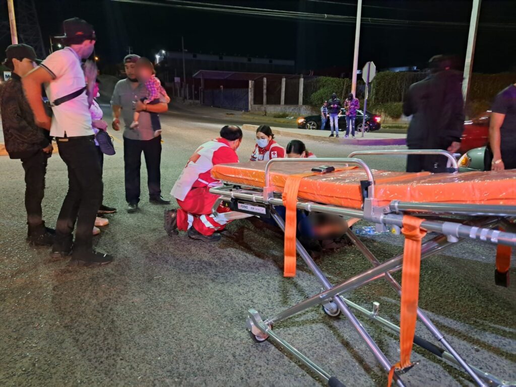 Paramédicos de la Cruz Roja atendiendo a un joven en el lugar de un accidente tipo choque en Culiacán