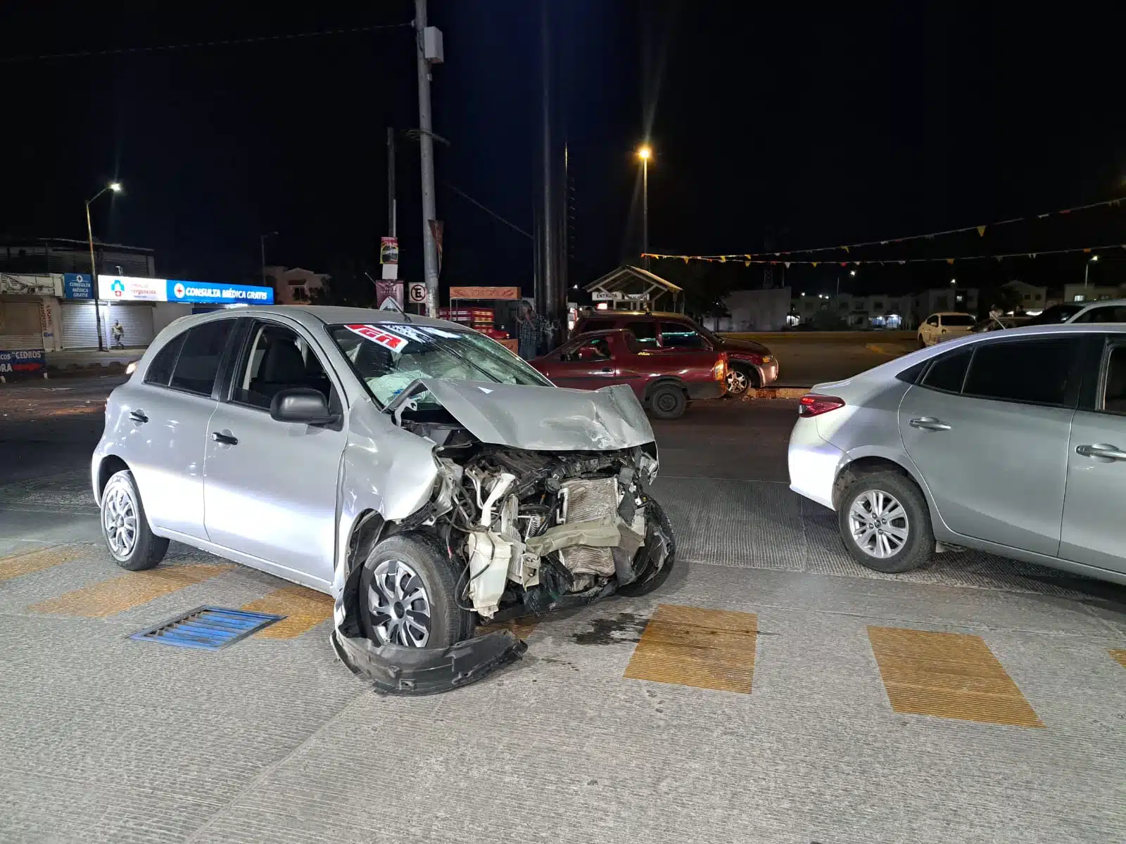 Carro destrozado del frente tras un accidente tipo choque en Culiacán
