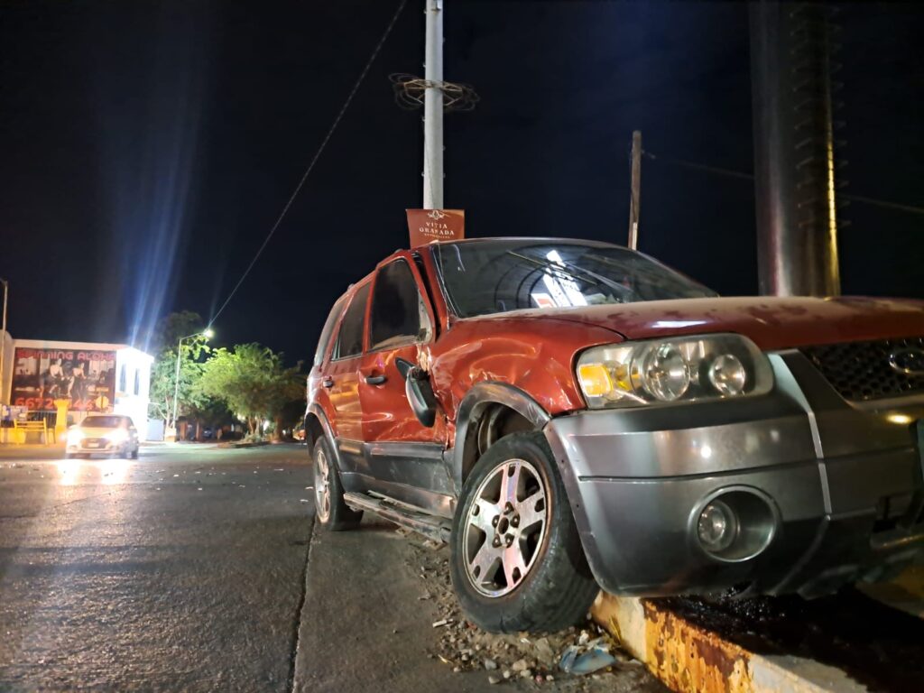 Camioneta chocada de un costado tras un accidente en Culiacán