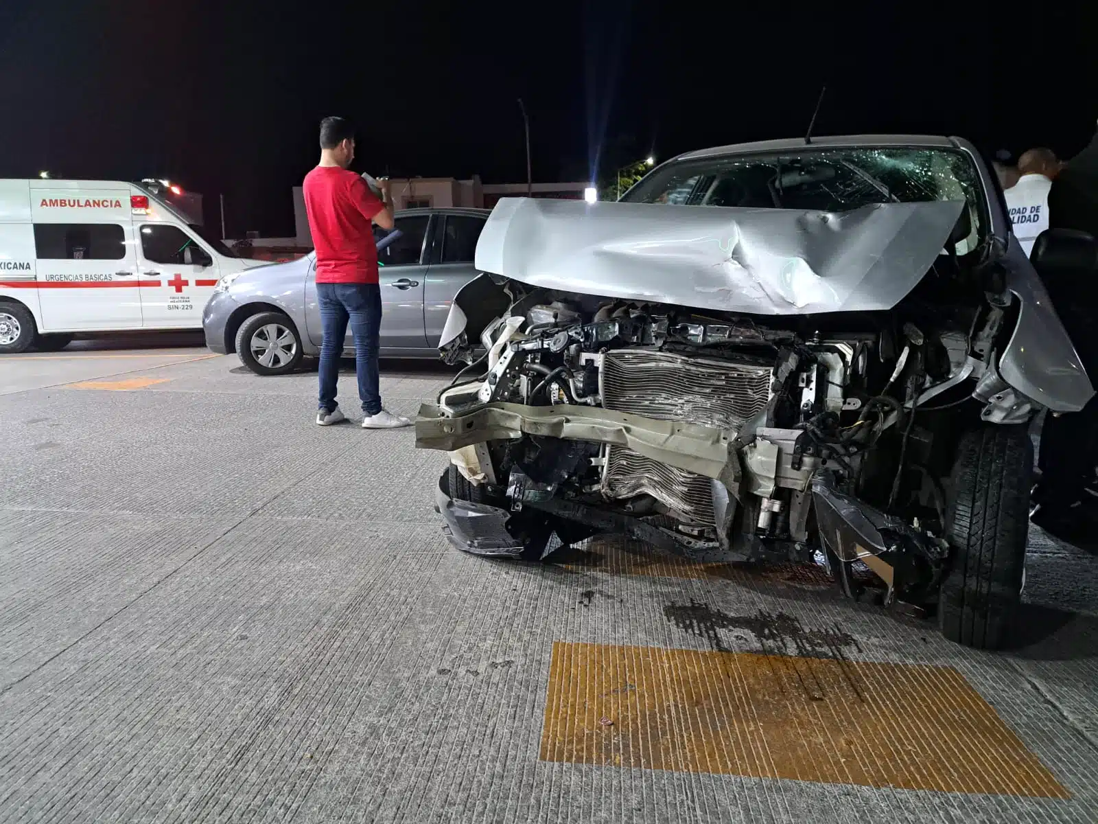 Carro destrozado del frente tras un accidente tipo choque en Culiacán