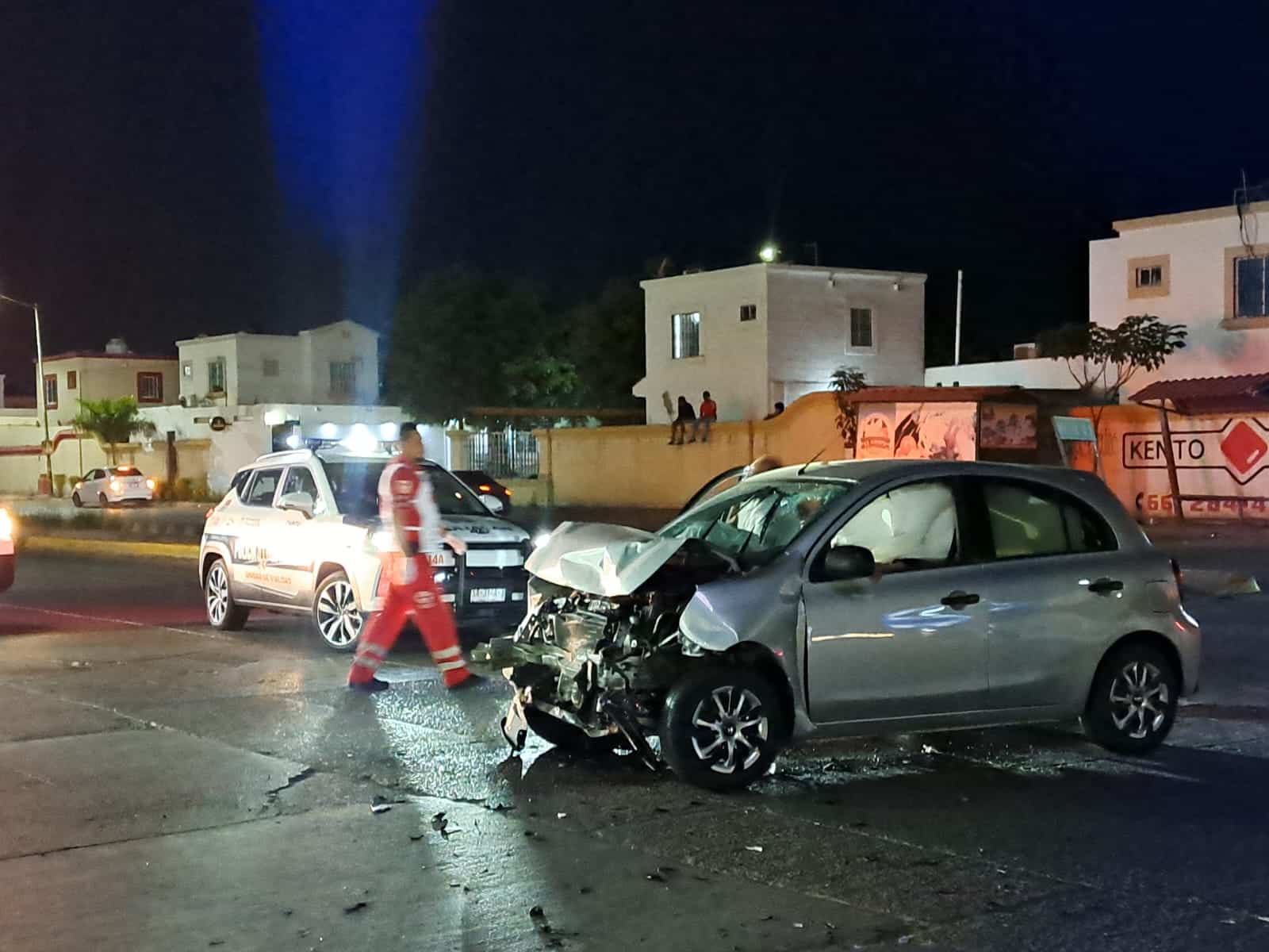Carro destrozado del frente tras un accidente tipo choque en Culiacán