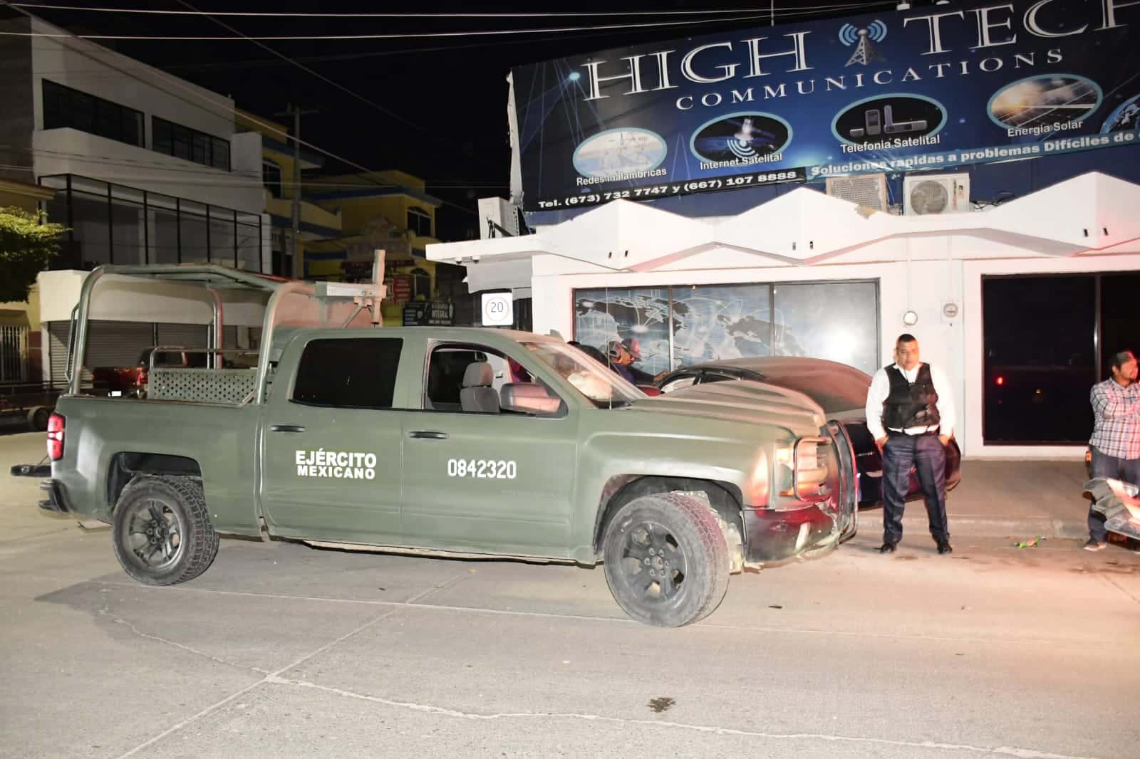 Patrulla del Ejército Mexicano choca contra un carro en el Centro de Guamúchil