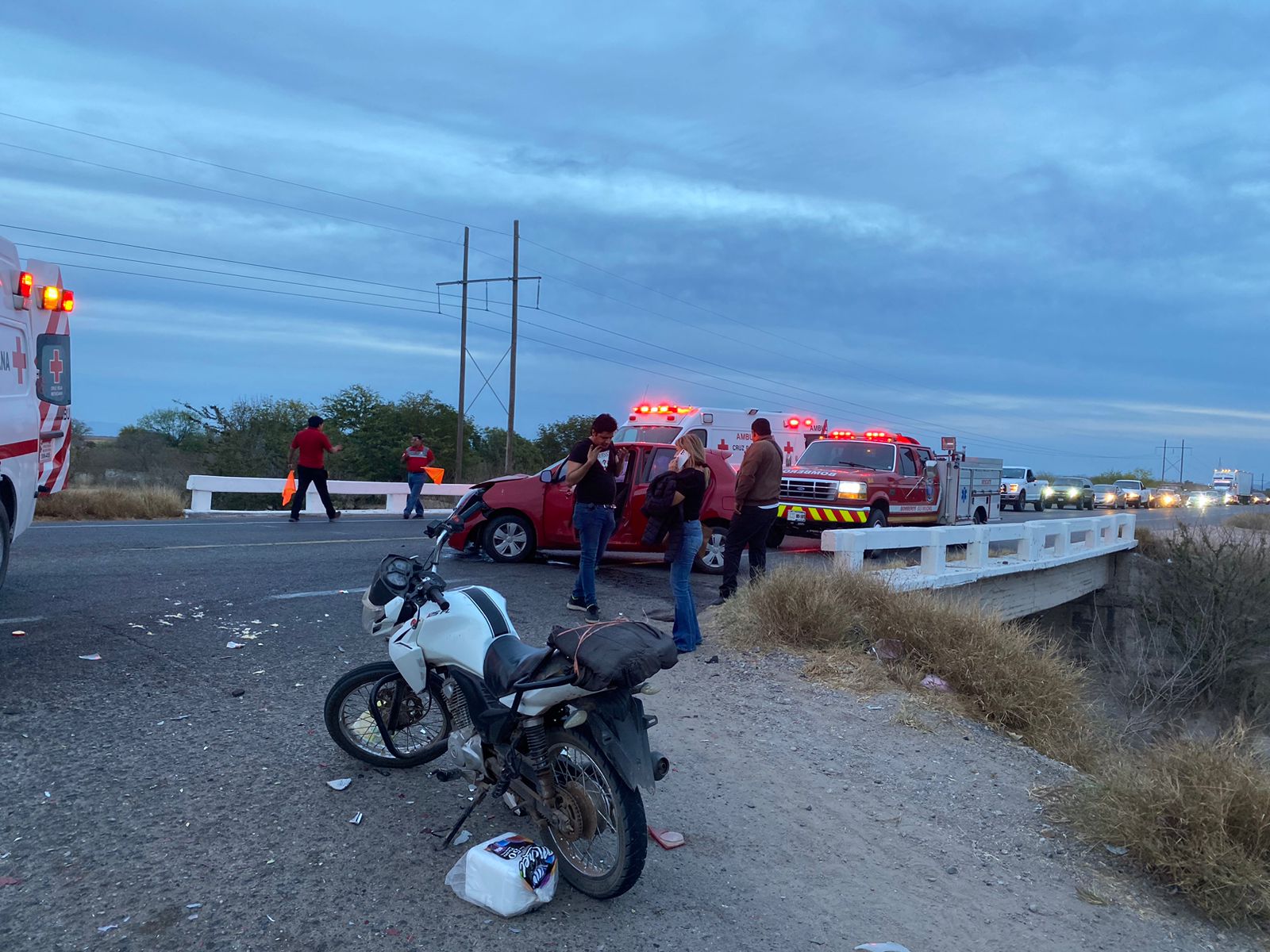 Ambulancia de la Cruz Roja y camión de Bomberos en el lugar de un accidente tipo choque en la salida norte de Guamúchil