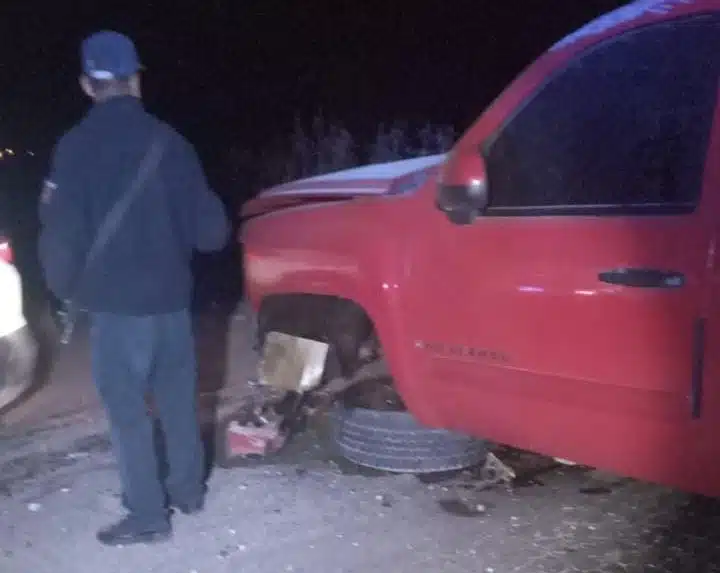 Camioneta destrozada del frente tras un accidente tipo choque en Guasave