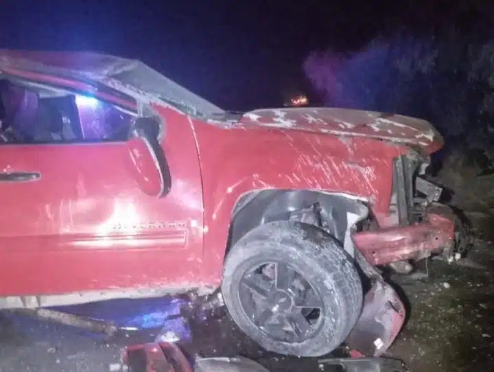 Camioneta destrozada del frente tras un accidente tipo choque en Guasave