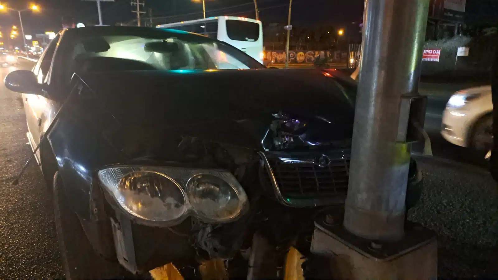 Carro en el que viajaba Adela chocado con las bolsas de aire de fuera tras un accidente con una motocicleta en la que viaja Javier en Mazatlán