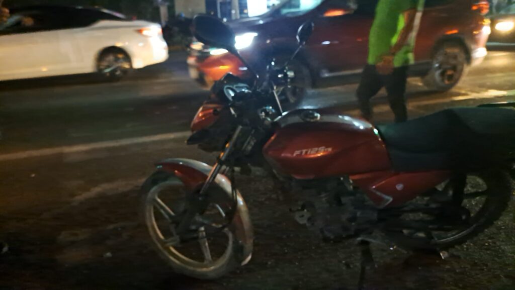 Motocicleta chocada en la que viaja Javier cuando chocó con Adela en Mazatlán
