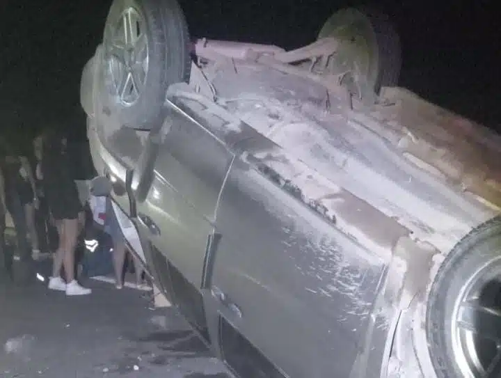 Camioneta volcada con los neumáticos hacia arriba tras un accidente tipo choque en Guasave