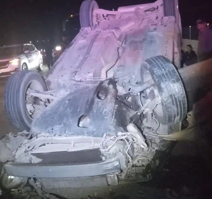 Camioneta volcada con los neumáticos hacia arriba tras un accidente tipo choque en Guasave