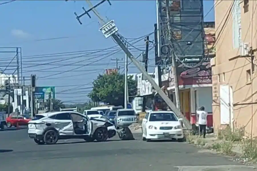 La camioneta se impactó contra un poste que estuvo a punto de caer.