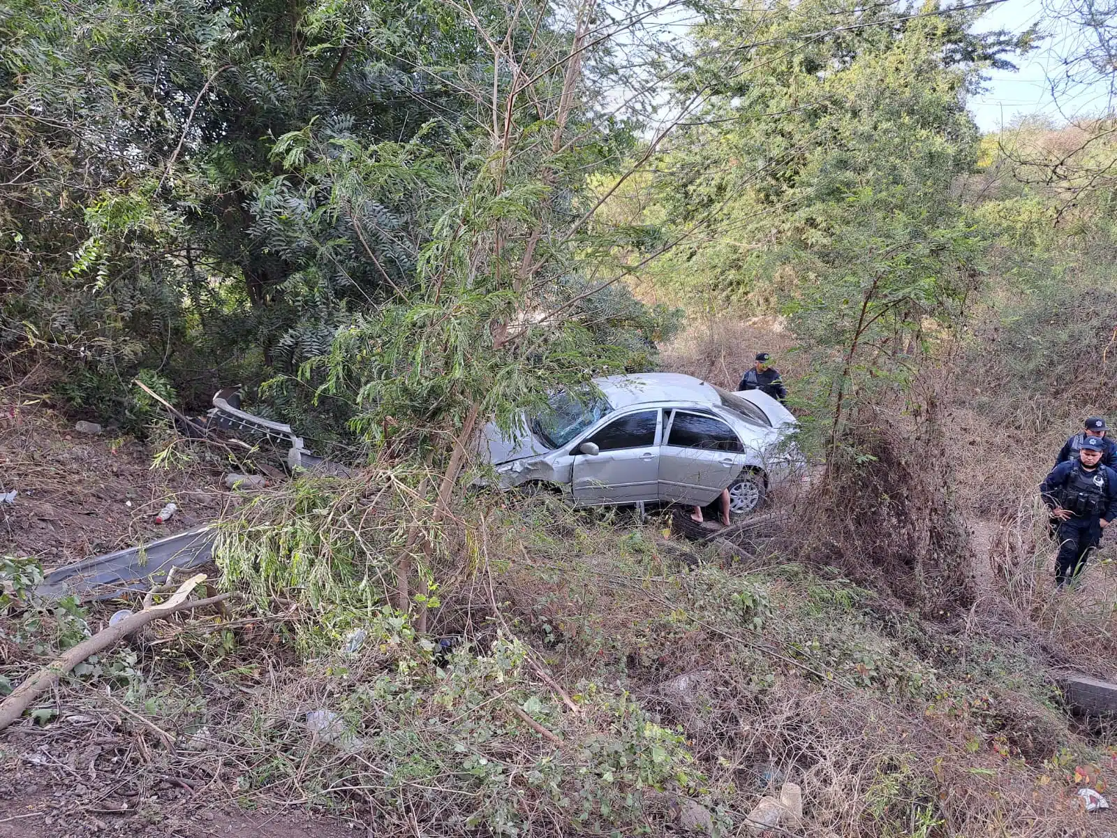 El automóvil cayó al barranco de aproximadamente 15 metros de altura.