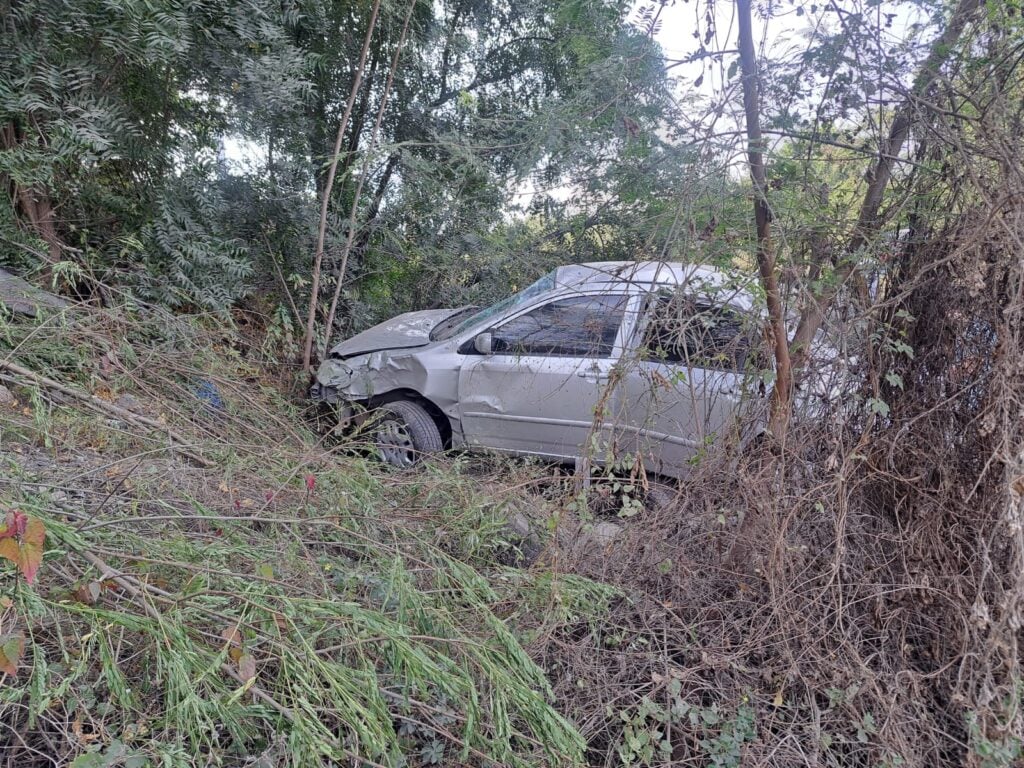 La mujer que viajaba en el automóvil fue trasladada a un hospital.