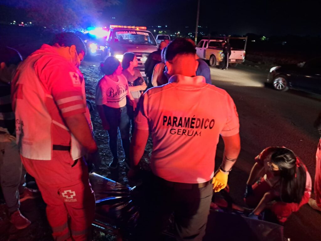 Paramédicos de la Cruz Roja y Gerum atendiendo a Jesús en el lugar donde tuvo un accidente tipo choque en Culiacán