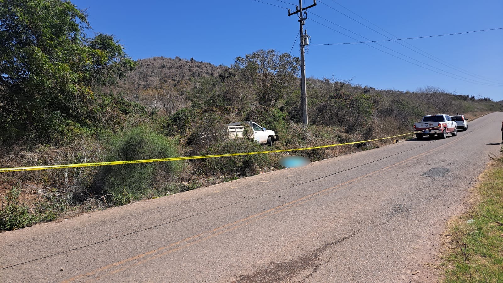 Cinta amarilla delimitando el área en donde quedó la camioneta en la que viajaba José Andrés y su cuerpo tras un accidente tipo salida de camino en Mazatlán