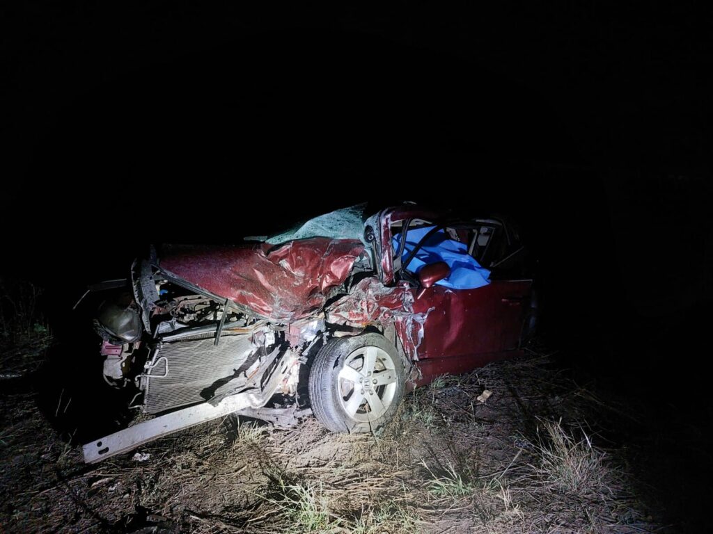 Carro color rojo donde viajaba Jesús y Guadalupe, quienes fallecieron, destrozado del frente tras un fuerte accidente en Quilá, Culiacán