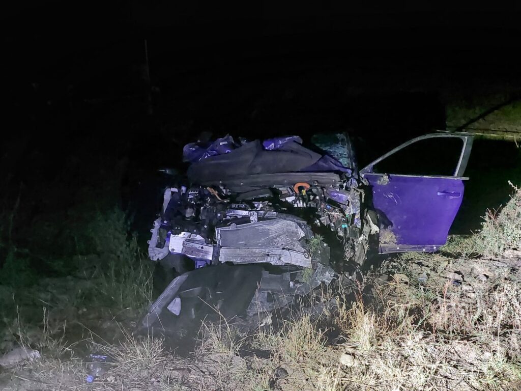 Camioneta color metálico donde viajaba Epitacio, quien falleció, destrozada del frente tras un fuerte accidente en Quilá, Culiacán