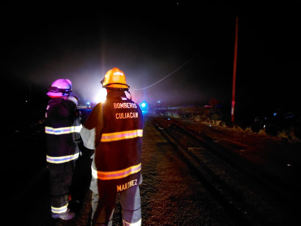 Bomberos en el lugar del accidente donde fallecieron Epitacio, Jesús y Guadalupe en Quilá, Culiacán