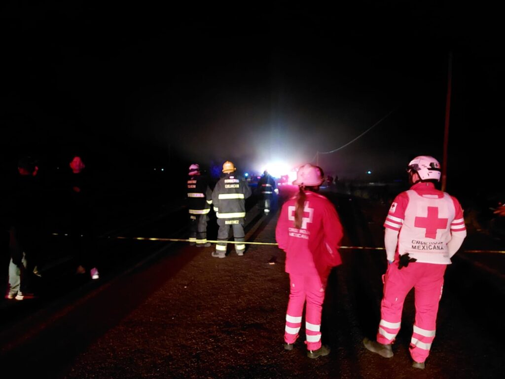 Elementos de Bomberos y Cruz Roja en el lugar del accidente donde fallecieron Epitacio, Jesús y Guadalupe en Quilá, Culiacán