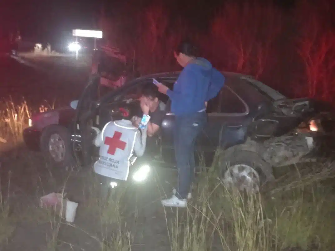 Auto accidentado donde un joven es socorrido por paramédicos de loa Cruz Roja