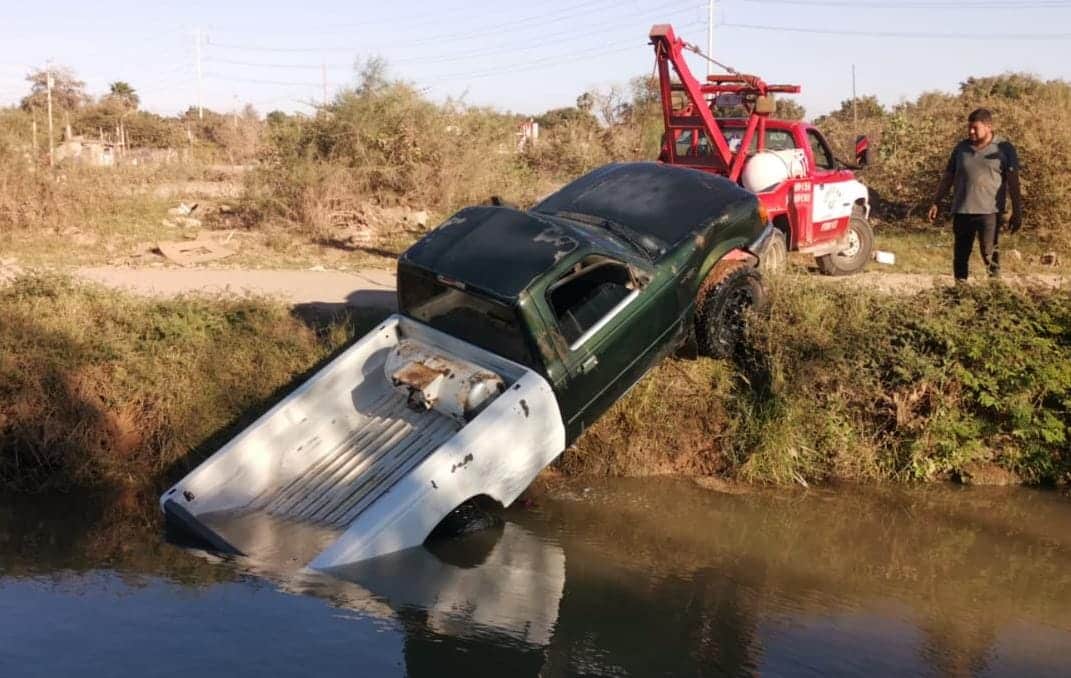 Grúa sacando una camioneta de un dren tras un accidente en Los Mochis